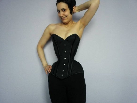 Alemã usa corset para ter 38 cm de cintura